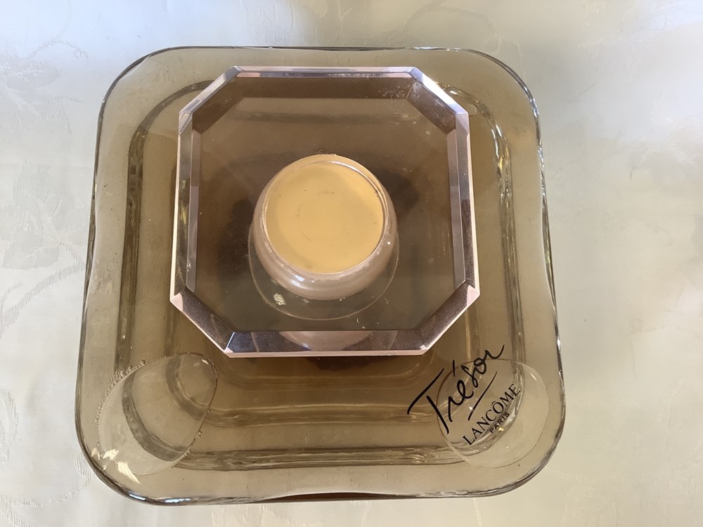monnaies grand factice dummy tresor de lancome flacon 1000ml en bon etat quelques traces sur le bouchon et un depot au fond du flacon