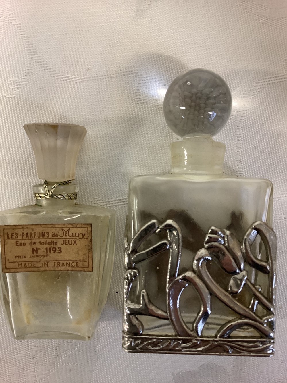 Lot de flacons de parfum dont flacon en verre bleu. 3 monnaies lot de flacons de parfum dont flacon en verre bleu