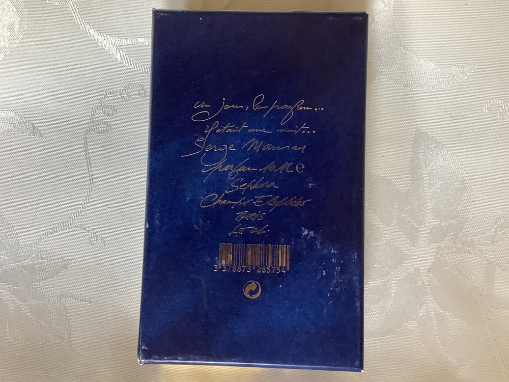 « un jour, le parfum…il était une nuit » parfum Sephora les Champs Elysées. Le flacon est à l’état neuf 10ml. Dans son coffret sans blister bon état général. 3 monnaies un jour le parfum il etait une nuit parfum sephora les champs elysees le flacon est a l etat neuf 10ml dans son coffret sans blister bon etat general