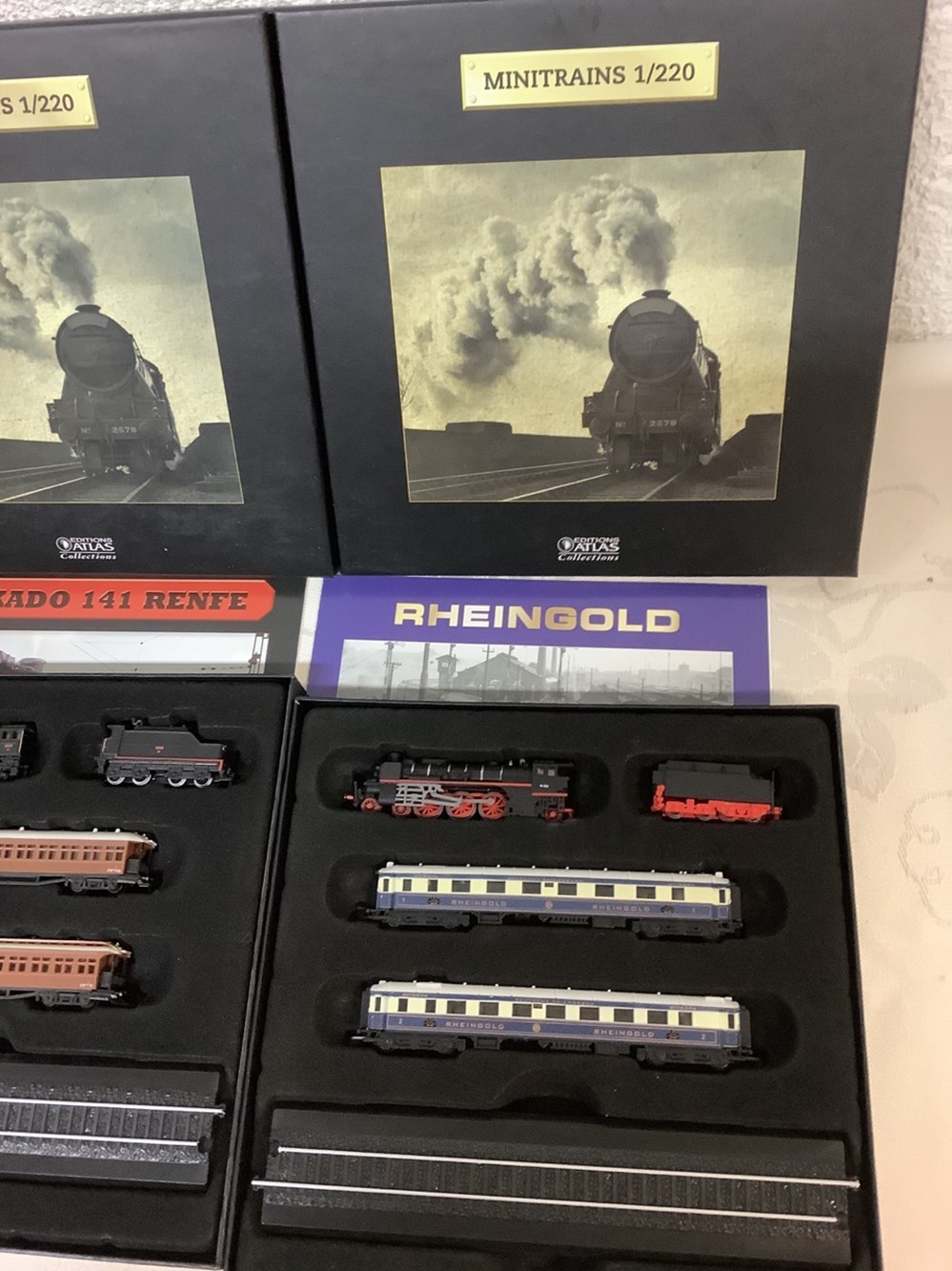 Lot de 4 mini trains collection Atlas avec coffrets et livrets, état neuf 3 monnaies lot de 4 mini trains collection atlas avec coffrets et livrets etat neuf