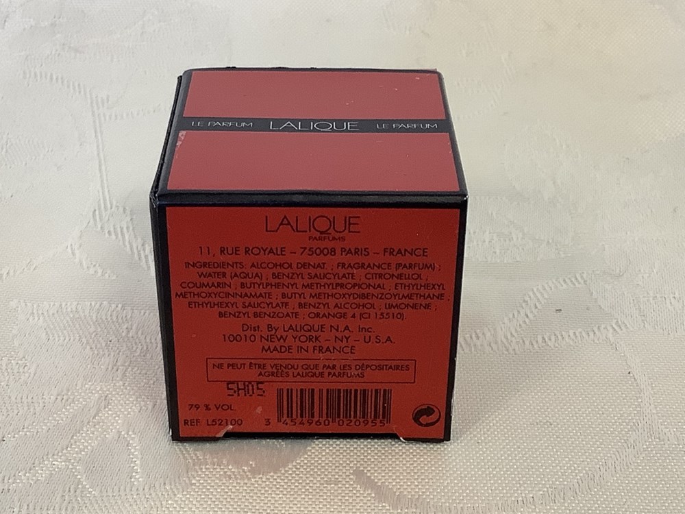 « Le parfum » LALIQUE eau de parfum. Flacon à l’état neuf avec son cordon rouge, 4,5 ml dans sa boîte, en bon état. 3 monnaies le parfum lalique eau de parfum flacon a l etat neuf avec son cordon rouge 4 5 ml dans sa boite en bon etat