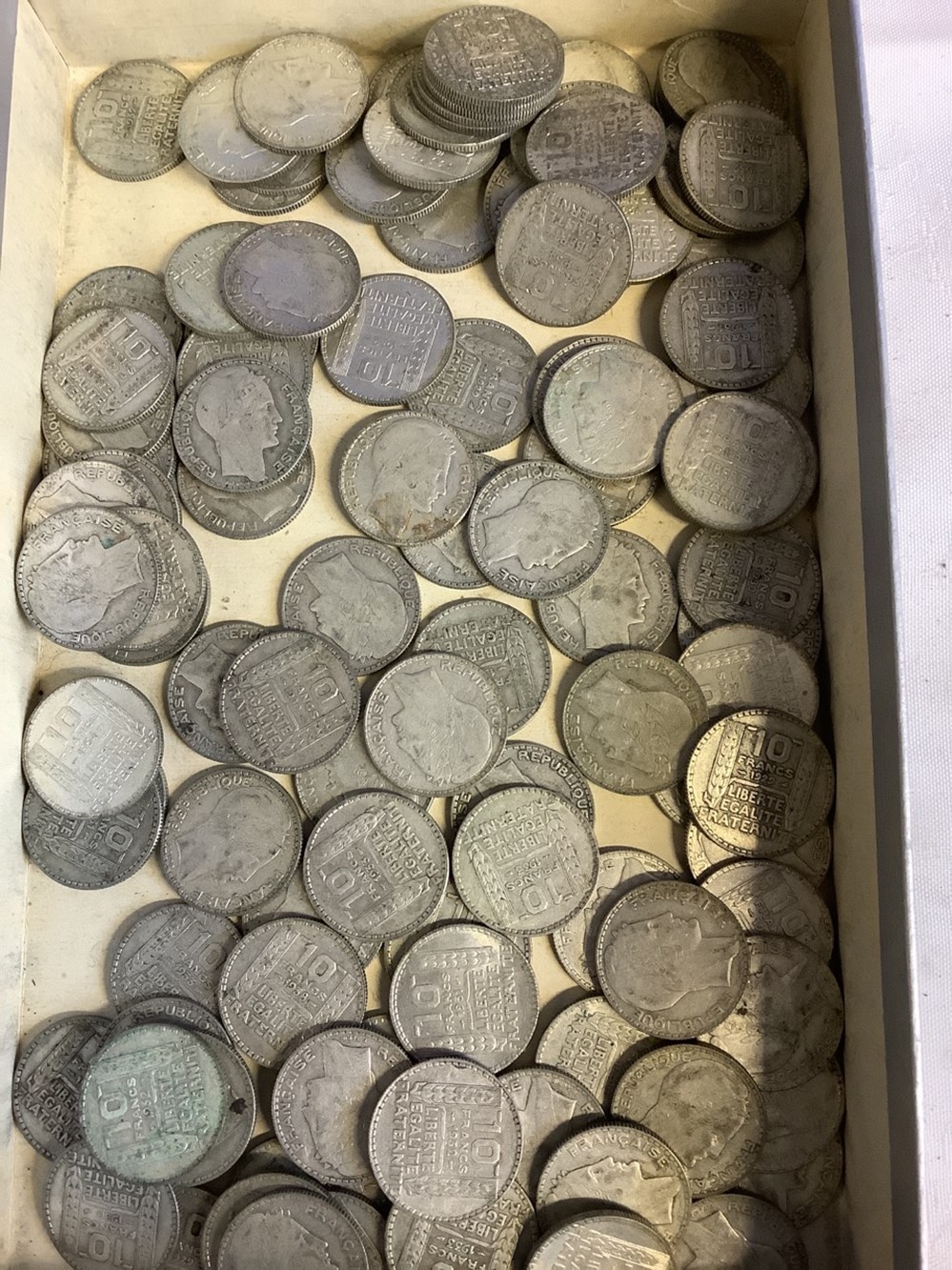Lot de pièces de 116 pièces en argent de 10 francs Turin année 1931, 1932, 1933….. pour 1,15 kg environ 2 monnaies lot de pieces de 116 pieces en argent de 10 francs turin annee 1931 1932 1933 pour 1 15 kg environ