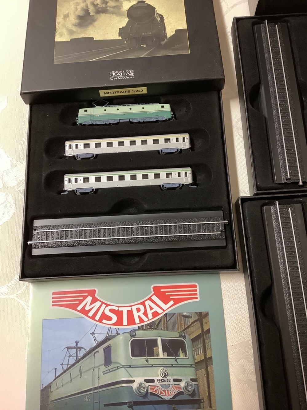 Lot de 4 mini trains collection Atlas avec coffrets et livrets, état neuf 4 monnaies lot de 4 mini trains collection atlas avec coffrets et livrets etat neuf