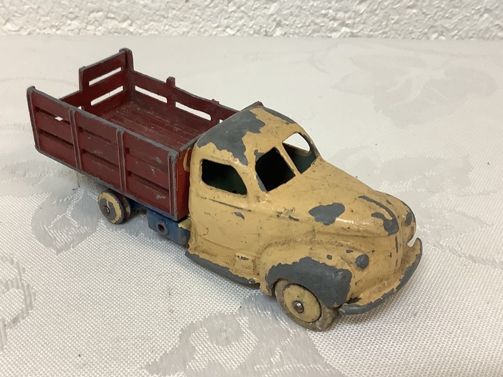 Lot de 7 véhicules DINKY TOYS et une boîte vide en l’état 3 monnaies lot de 7 vehicules dinky toys et une boite vide en l etat