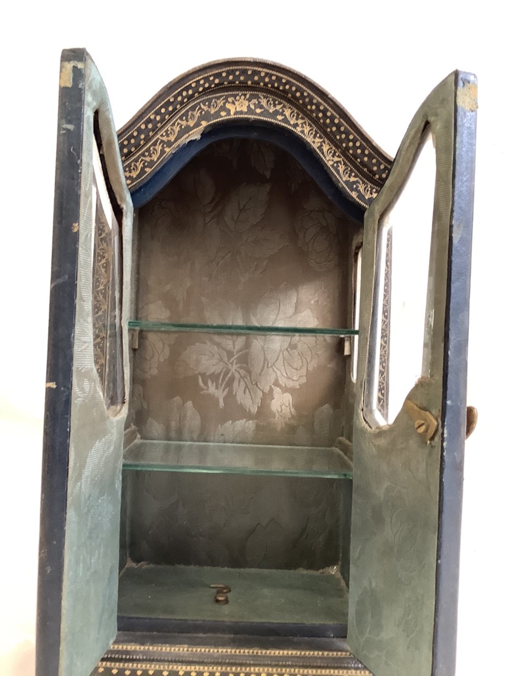 Petite armoire de poupée travaillée vitres verres biseautés accident à l arrière 2 monnaies petite armoire de poupee travaillee vitres verres biseautes accident a l arriere