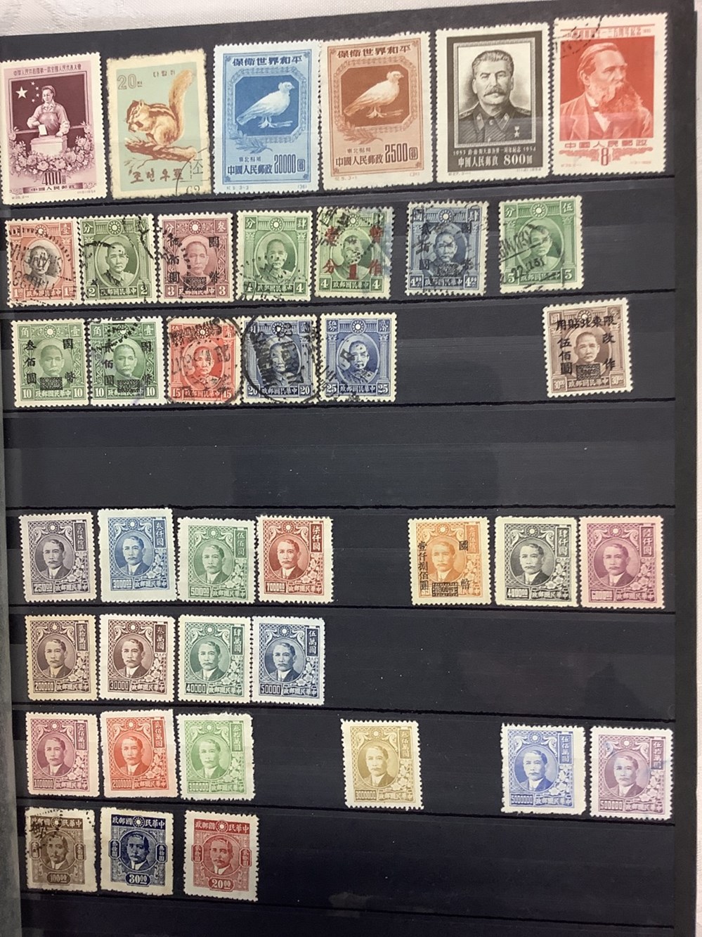 Album de timbres Chine et Japon, 563 timbres Chine, 240 du Japon, et quelques Corée du Nord 2 monnaies album de timbres chine et japon 563 timbres chine 240 du japon et quelques coree du nord