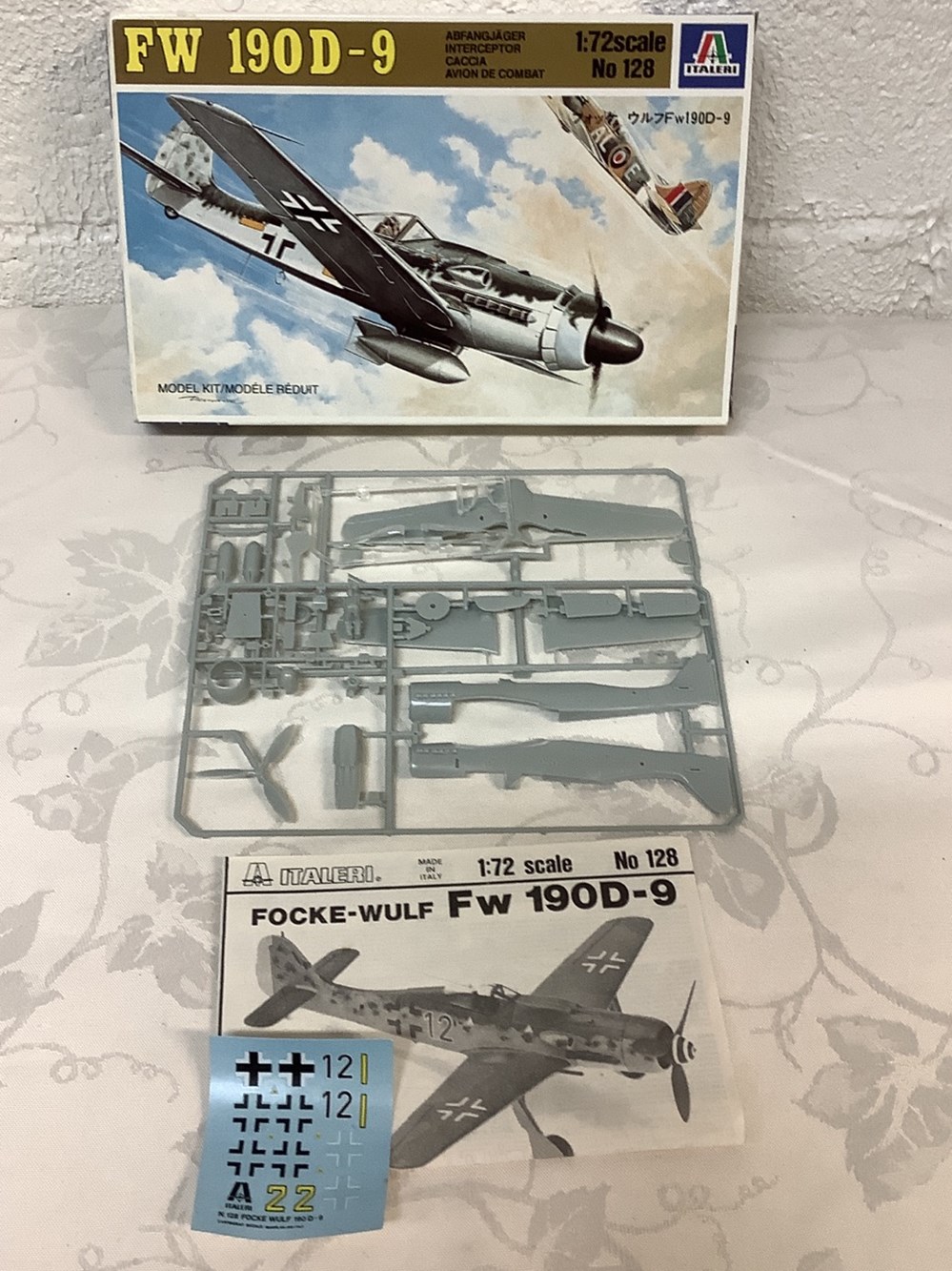 5 maquettes aviation militaire à construire de marque Matcbox, Italeri, Revell et Heller avec leur notice 3 monnaies 5 maquettes aviation militaire a construire de marque matcbox italeri revell et heller avec leur notice