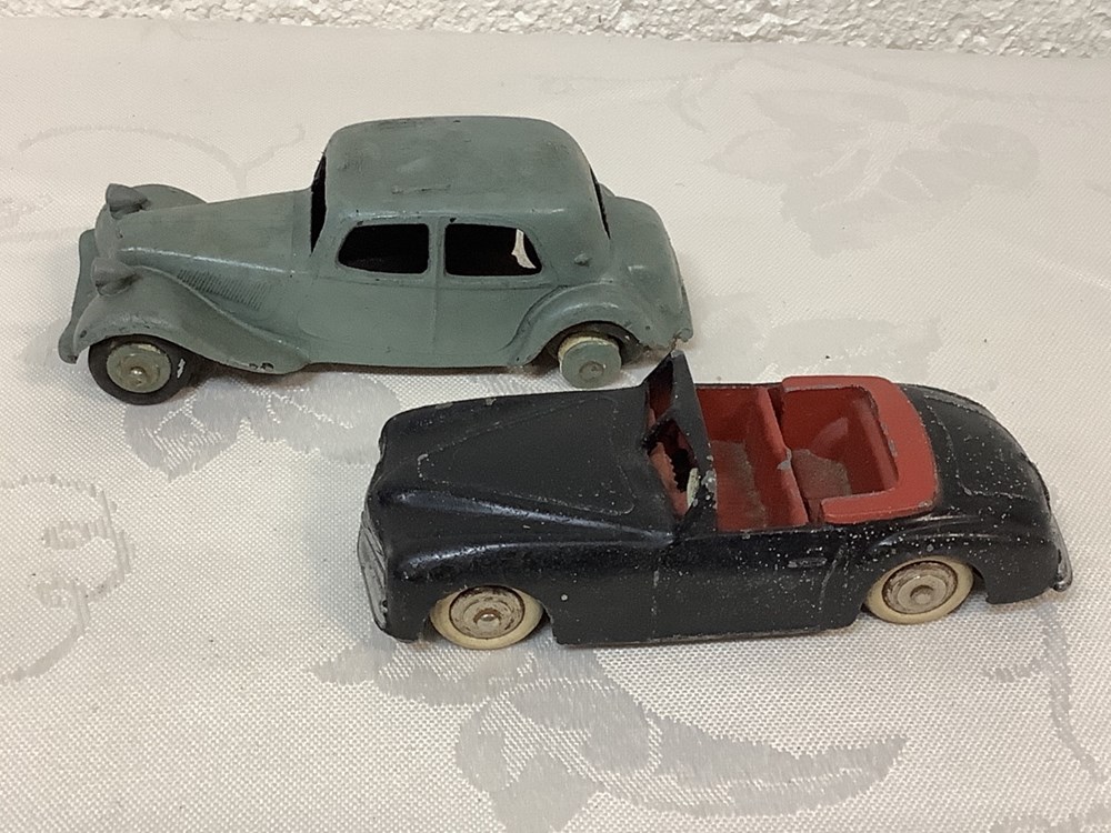Lot de 7 véhicules DINKY TOYS et une boîte vide en l’état 5 monnaies lot de 7 vehicules dinky toys et une boite vide en l etat