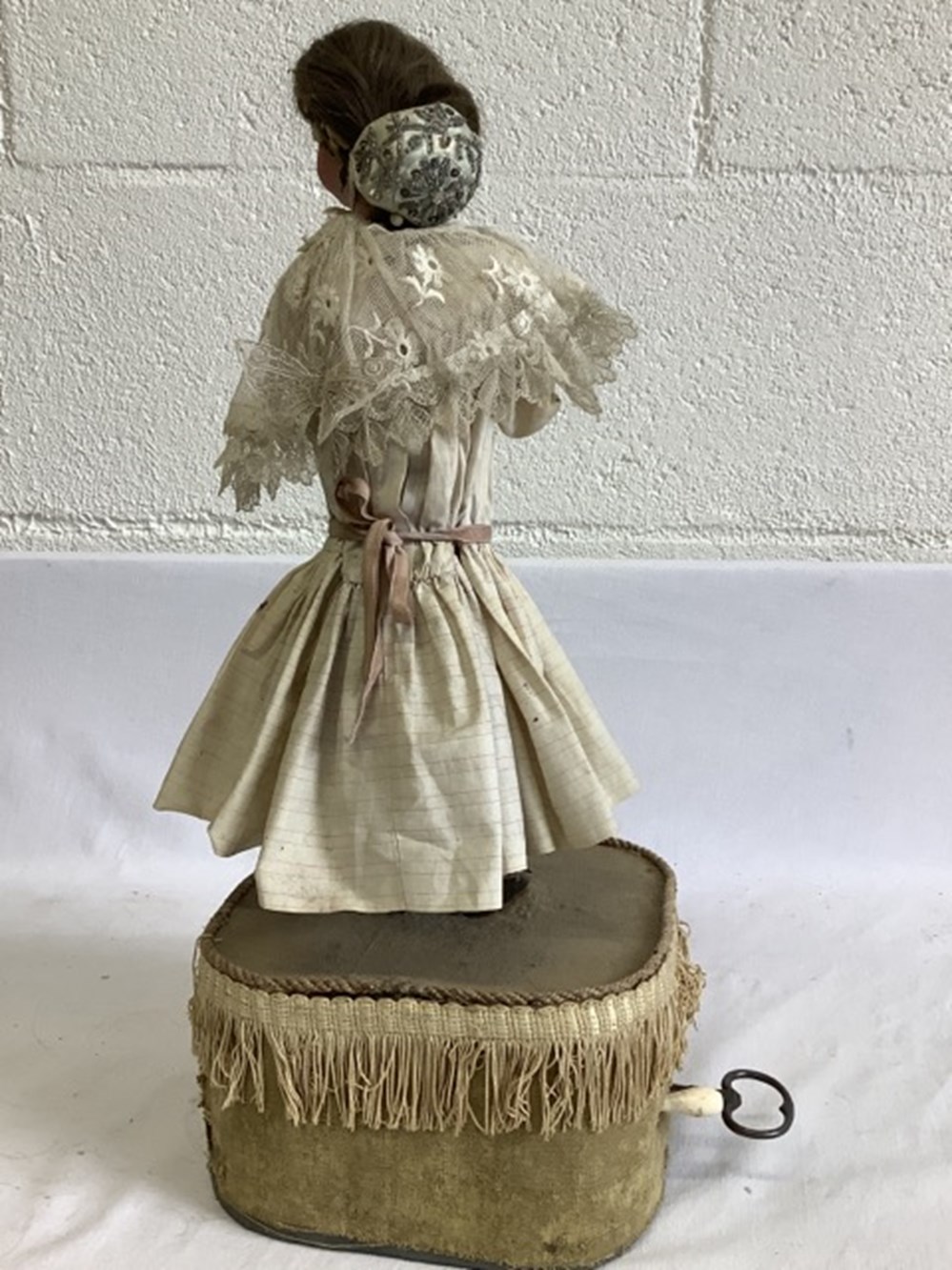POUPEE AUTOMATE "LA MARCHANDE DE FLEURS" HAUTEUR 50 CM (SOCLE COMPRIS) 3 monnaies poupee automate la marchande de fleurs hauteur 50 cm socle compris