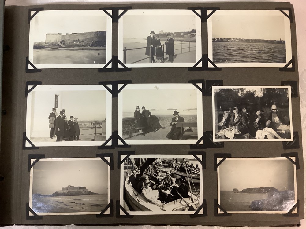 1 album de photographies anciennes et un livre des photographies de Norbert GHISOLAND préface de Patrick Raynaud 2 monnaies 1 album de photographies anciennes et un livre des photographies de norbert ghisoland preface de patrick raynaud