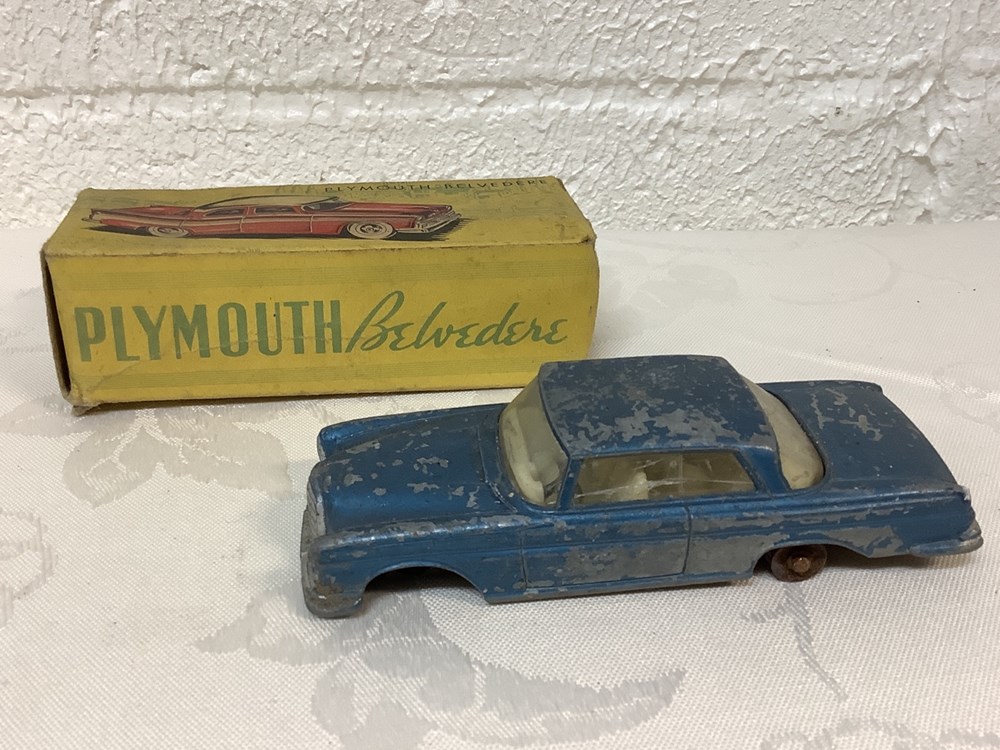 Lot de 7 véhicules DINKY TOYS et une boîte vide en l’état 6 monnaies lot de 7 vehicules dinky toys et une boite vide en l etat