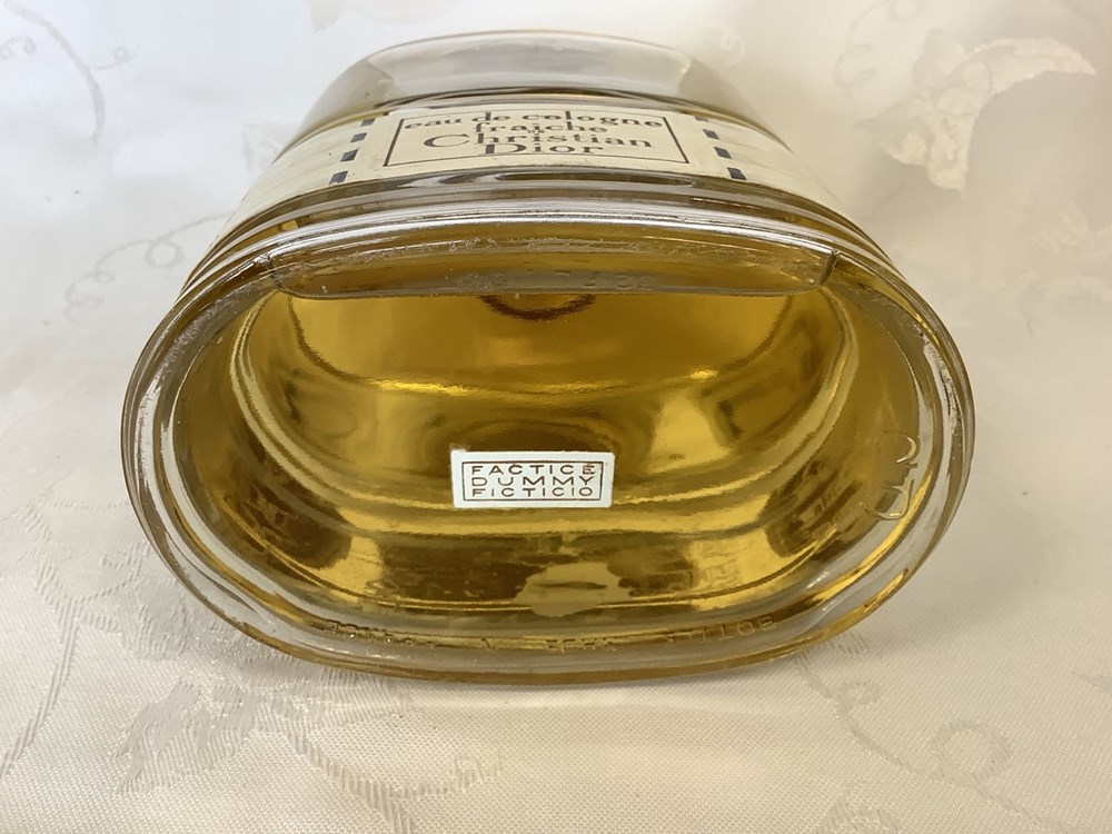 Factice rare « eau de cologne fraîche » de Christian Dior. Il manque le ruban noir. Quelques traces sur 3 monnaies factice rare eau de cologne fraiche de christian dior il manque le ruban noir quelques traces sur