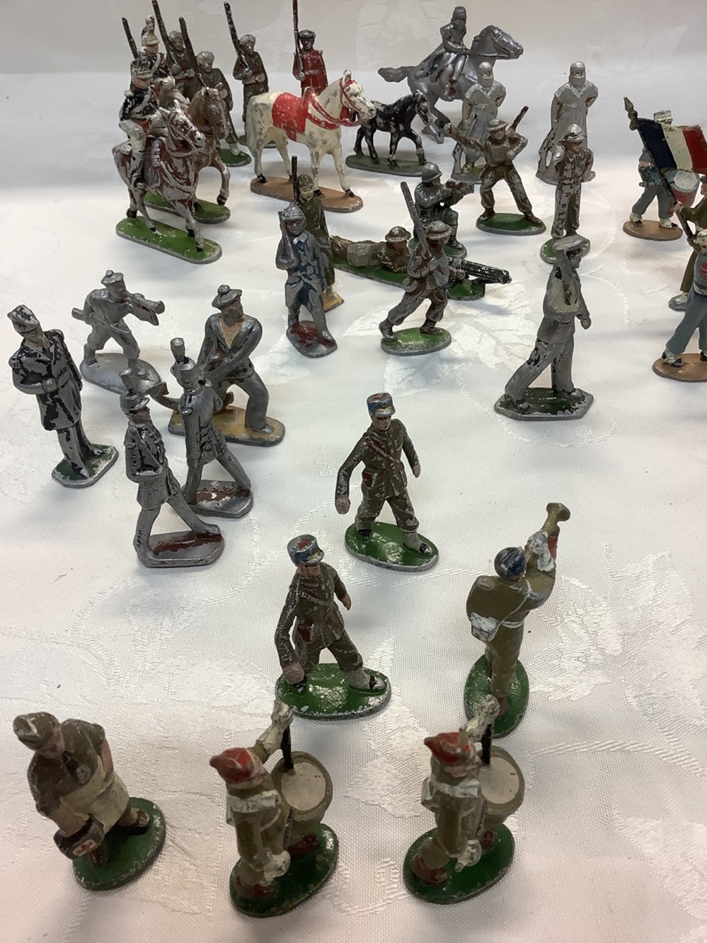 Lot de petits soldats anciens, divers, environ 75 pièces, en l’état 2 monnaies lot de petits soldats anciens divers environ 75 pieces en l etat
