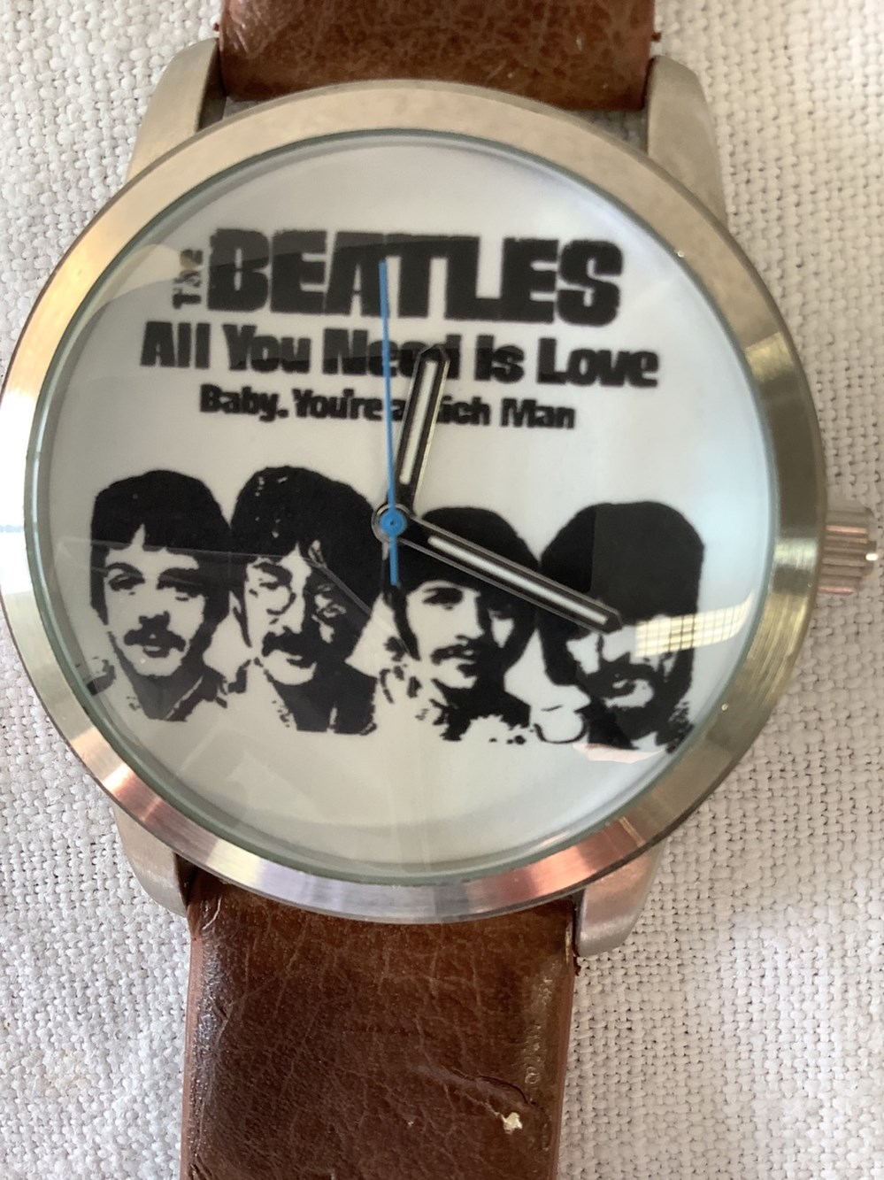 5 montres de collection, The Beatles, marque Apple, 2 bracelets en mauvais état, datée de 1996 à 2011, en l’état, accidents. 4 monnaies 5 montres de collection the beatles marque apple 2 bracelets en mauvais etat datee de 1996 a 2011 en l etat accidents