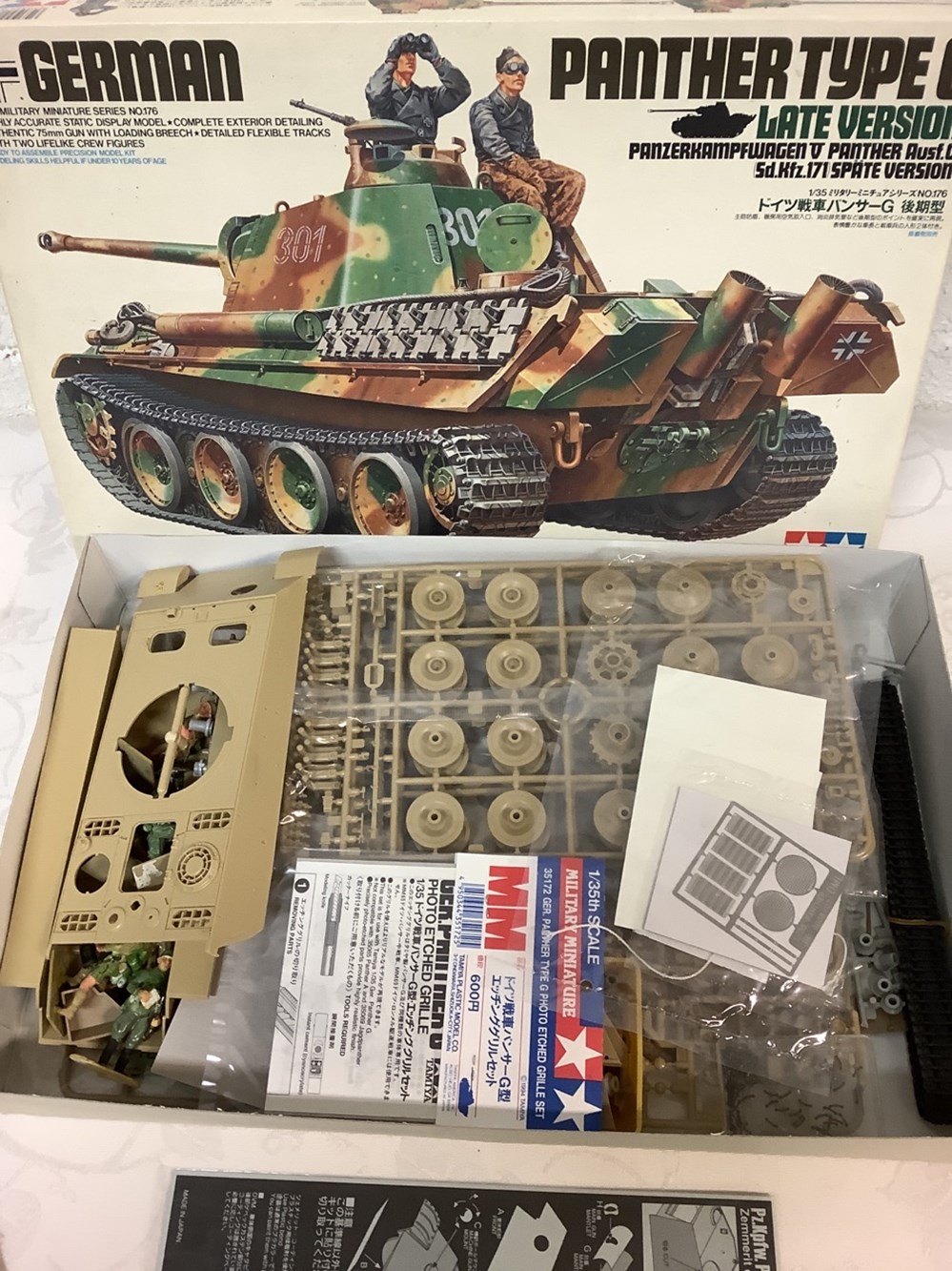 Lot comprenant une maquette de char Panther type G de marque Tamiya échelle 1/35 et un lot de petite véhicules militaires et soldats 2 monnaies lot comprenant une maquette de char panther type g de marque tamiya echelle 1 35 et un lot de petite vehicules militaires et soldats