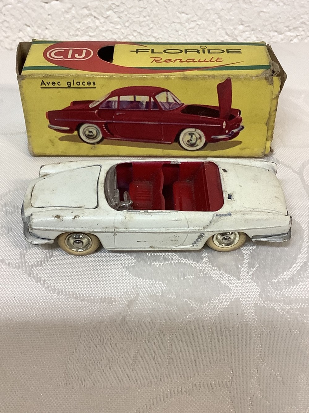 3 DINKY TOYS et leur boîte, 1 CIJ et sa boîte et 1 DINKY TOY et boîte dépareillée 4 monnaies 3 dinky toys et leur boite 1 cij et sa boite et 1 dinky toy et boite depareillee