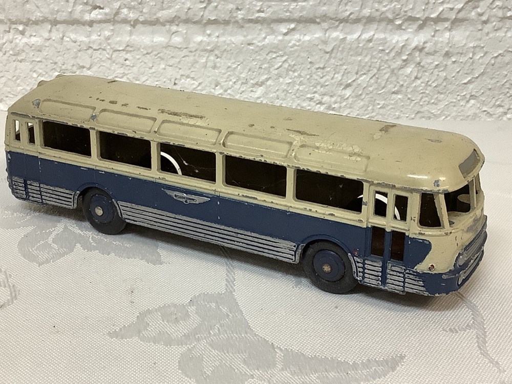 Lot de 7 véhicules DINKY TOYS et une boîte vide en l’état 2 monnaies lot de 7 vehicules dinky toys et une boite vide en l etat