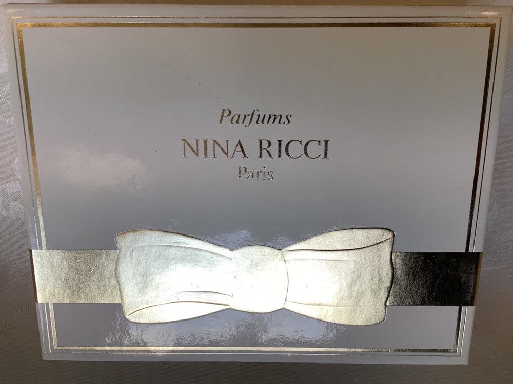 Coffret parfums « NINA RICCI », Eau de parfum, « L’air du temps » 2,5 mL, « farouche » 2,5mL « capricci » 2,5mL. Parfum de toilette « Fleur de Fleurs » 6 mL. Boîte ouverte, en bon état quelques petites traces. Flacons à l’état neuf. monnaies coffret parfums nina ricci eau de parfum l air du temps 2 5 ml farouche 2 5ml capricci 2 5ml parfum de toilette fleur de fleurs 6 ml boite ouverte en bon etat quelques petites traces flacons