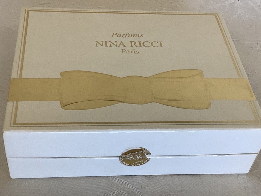 Coffret parfums « NINA RICCI », Eau de parfum, « L’air du temps » 2,5 mL, « farouche » 2,5mL « capricci » 2,5mL. Parfum de toilette « Fleur de Fleurs » 6 mL. Boîte ouverte, en bon état quelques petites traces. Flacons à l’état neuf. 2 monnaies coffret parfums nina ricci eau de parfum l air du temps 2 5 ml farouche 2 5ml capricci 2 5ml parfum de toilette fleur de fleurs 6 ml boite ouverte en bon etat quelques petites traces flacons