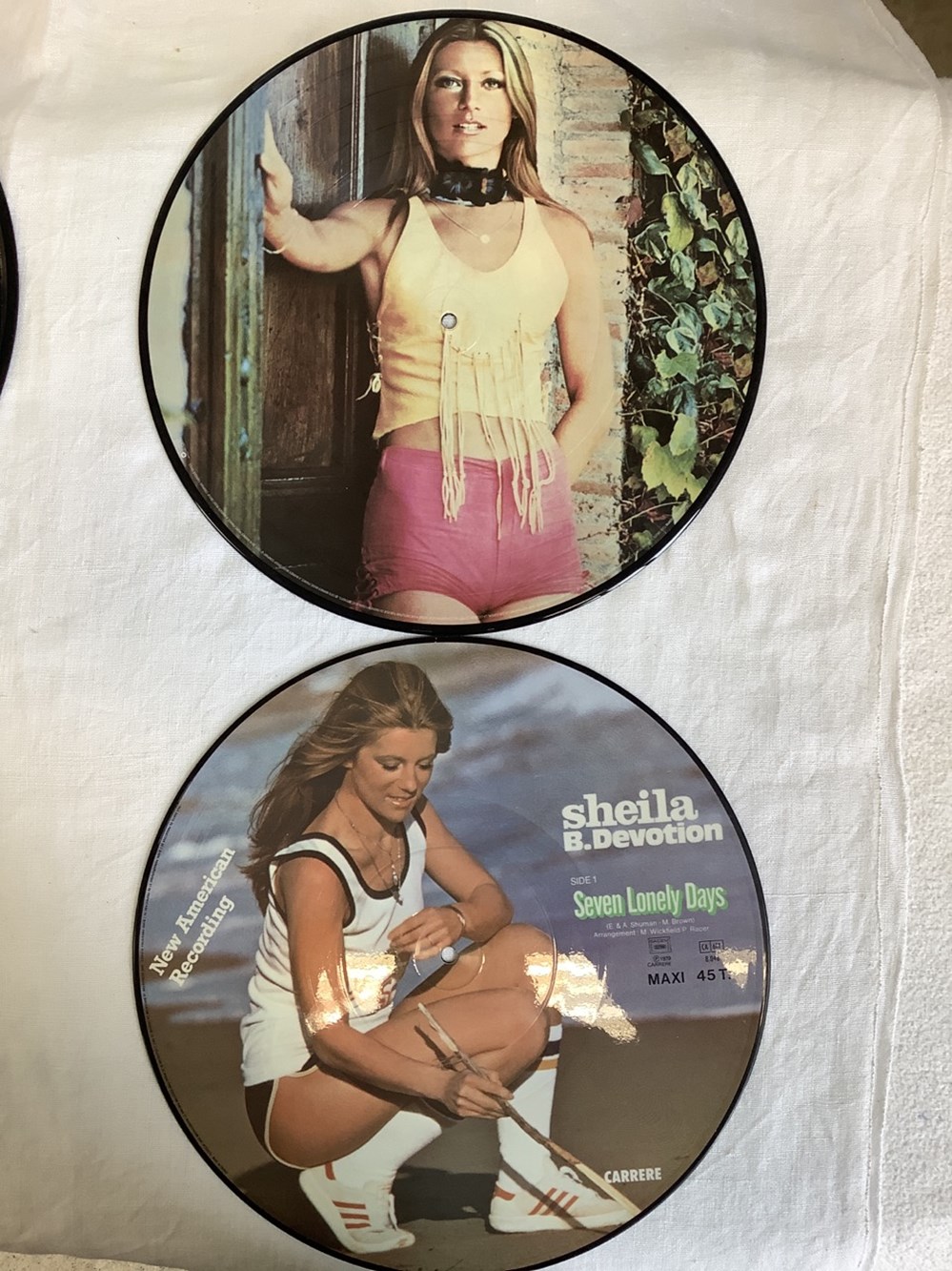 4 pictures Disc SHEILA, 33T et maxi 45T. État entre NM et VG +. 3 monnaies 4 pictures disc sheila 33t et maxi 45t etat entre nm et vg