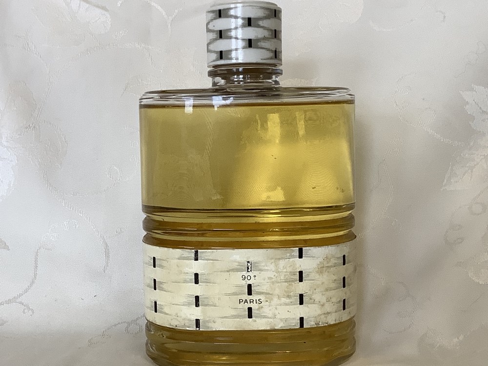 Factice rare « eau de cologne fraîche » de Christian Dior. Il manque le ruban noir. Quelques traces sur 2 monnaies factice rare eau de cologne fraiche de christian dior il manque le ruban noir quelques traces sur