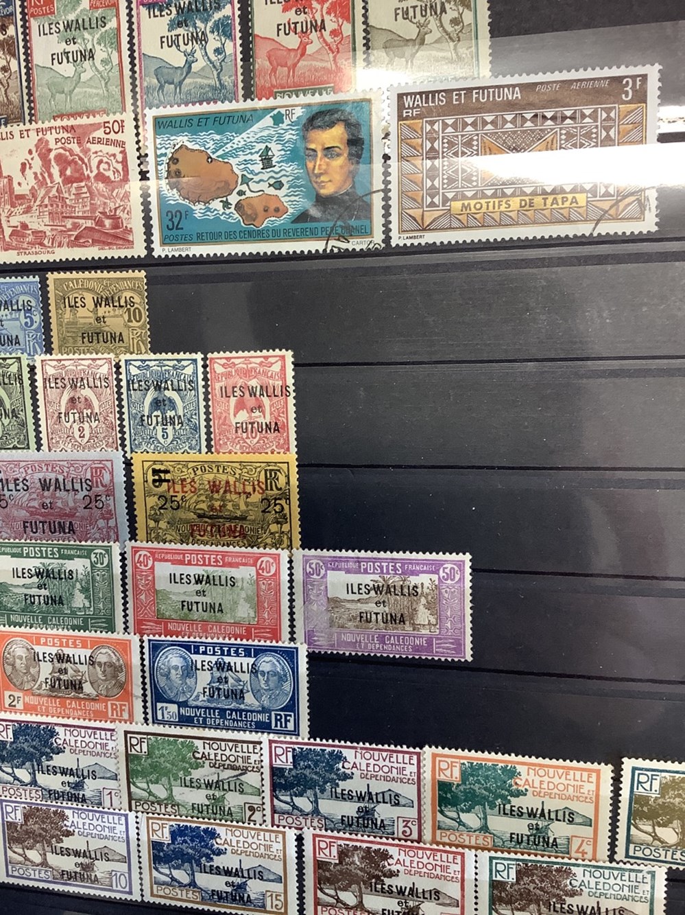 Lot de 7 classeurs de timbres divers pays, oblitérés et neufs, plusieurs milliers de timbres, 19 monnaies lot de 7 classeurs de timbres divers pays obliteres et neufs plusieurs milliers de timbres