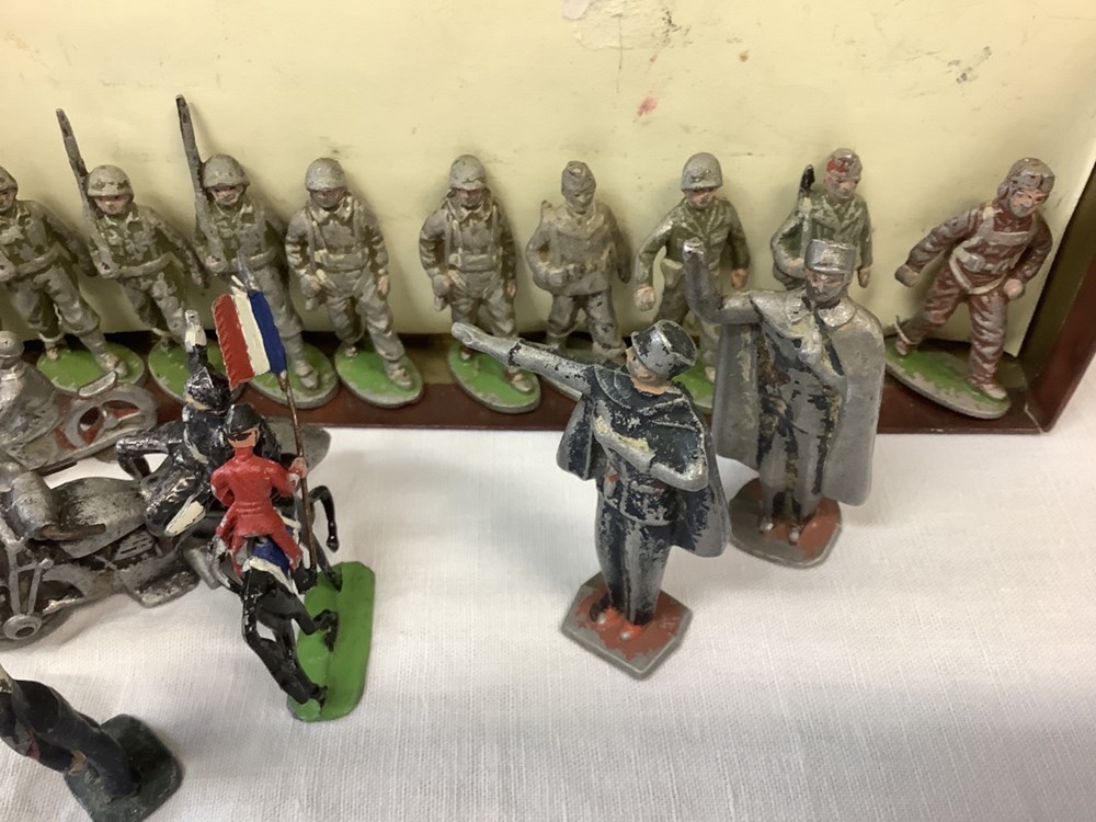 Lot de petits soldats étain, et 8 personnages en plastiques, 4 monnaies lot de petits soldats etain et 8 personnages en plastiques