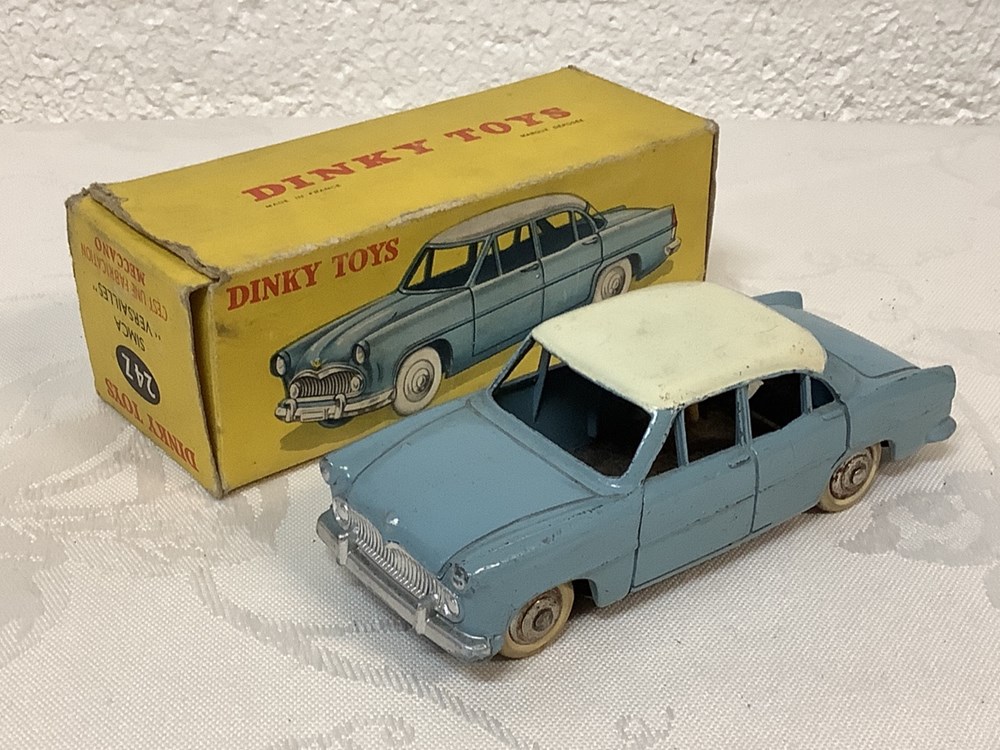 2 voitures 4l et SIMCA Versailles et une station service dinky toys dans leurs boîtes d origine 3 monnaies 2 voitures 4l et simca versailles et une station service dinky toys dans leurs boites d origine