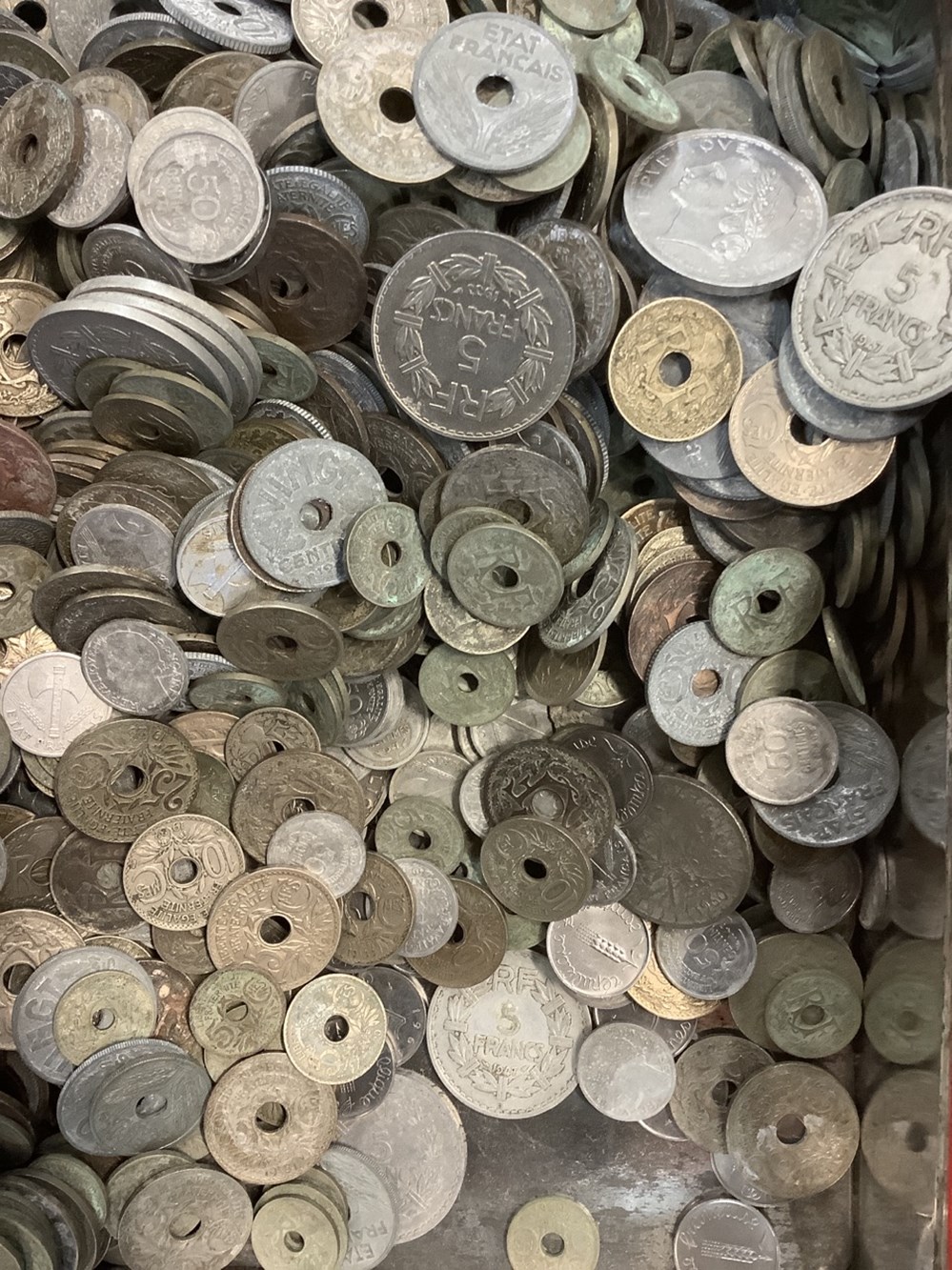 Lot de pièces diverses percées et diverses, pièces françaises, pour environ 4,5 kg monnaies lot de pieces diverses percees et diverses pieces francaises pour environ 4 5 kg