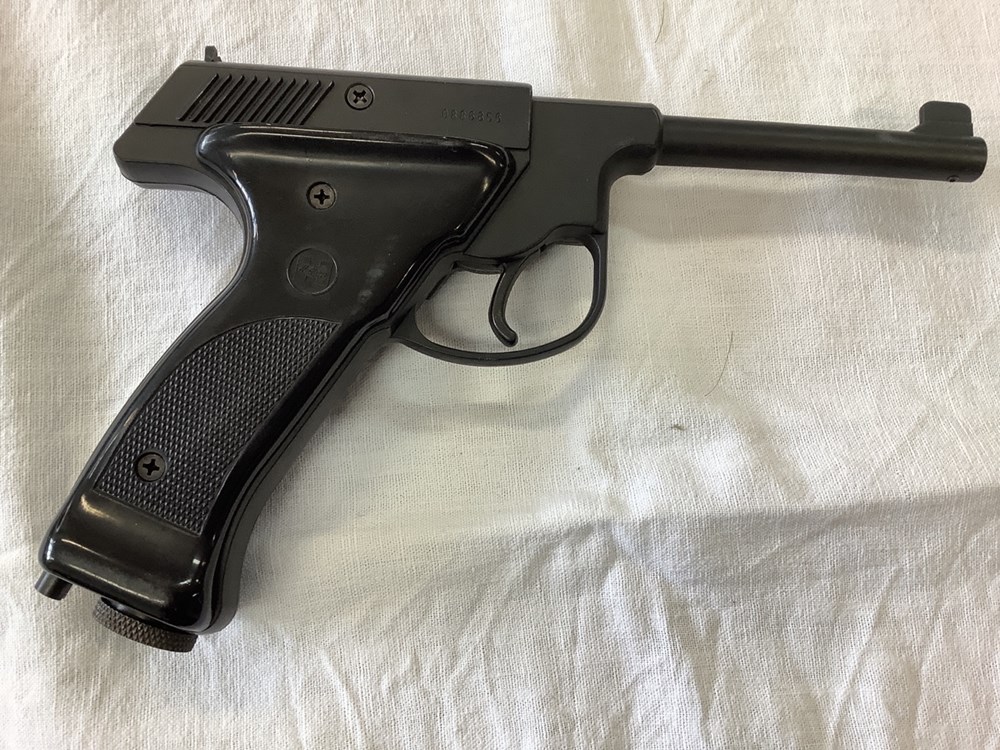 Un pistolet à air comprimé Plainsman 175, dans sa boîte 3 monnaies un pistolet a air comprime plainsman 175 dans sa boite