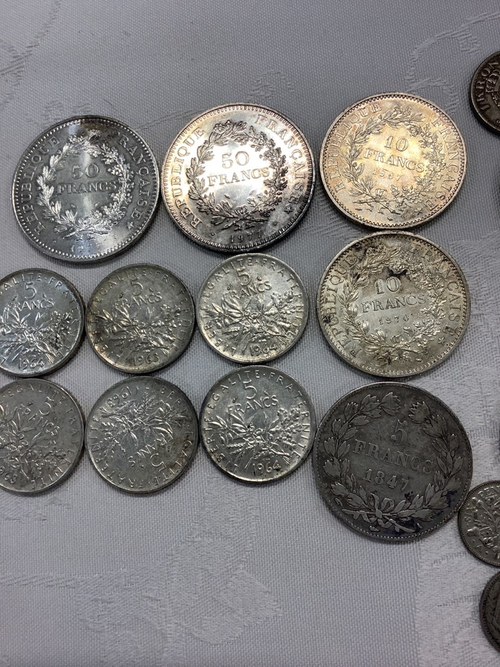 Lot de pièces en argent et divers dont 2 monnaies lot de pieces en argent et divers dont