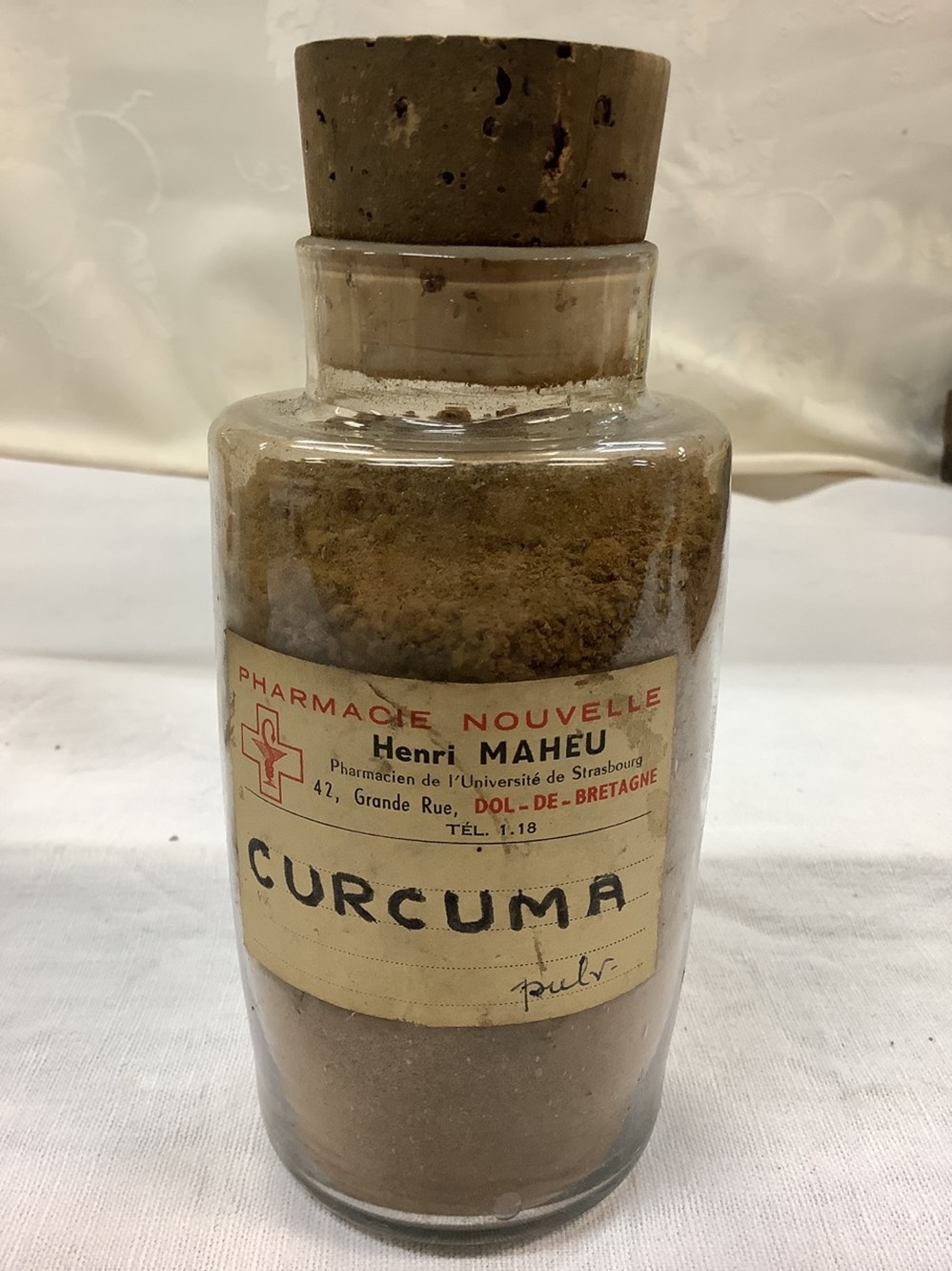 6 flacons à pharmacie dont Curcuma et Myrrhe, de 13 à 19 cm de H. 2 monnaies 6 flacons a pharmacie dont curcuma et myrrhe de 13 a 19 cm de h