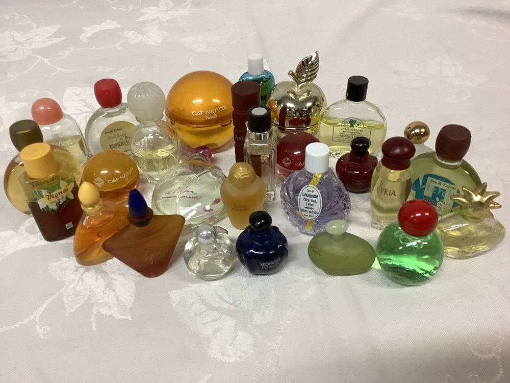 Lot de miniatures de parfum et divers monnaies lot de miniatures de parfum et divers