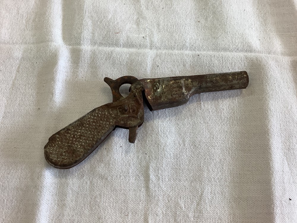 monnaies deux jouets anciens mitraillette et pistolet
