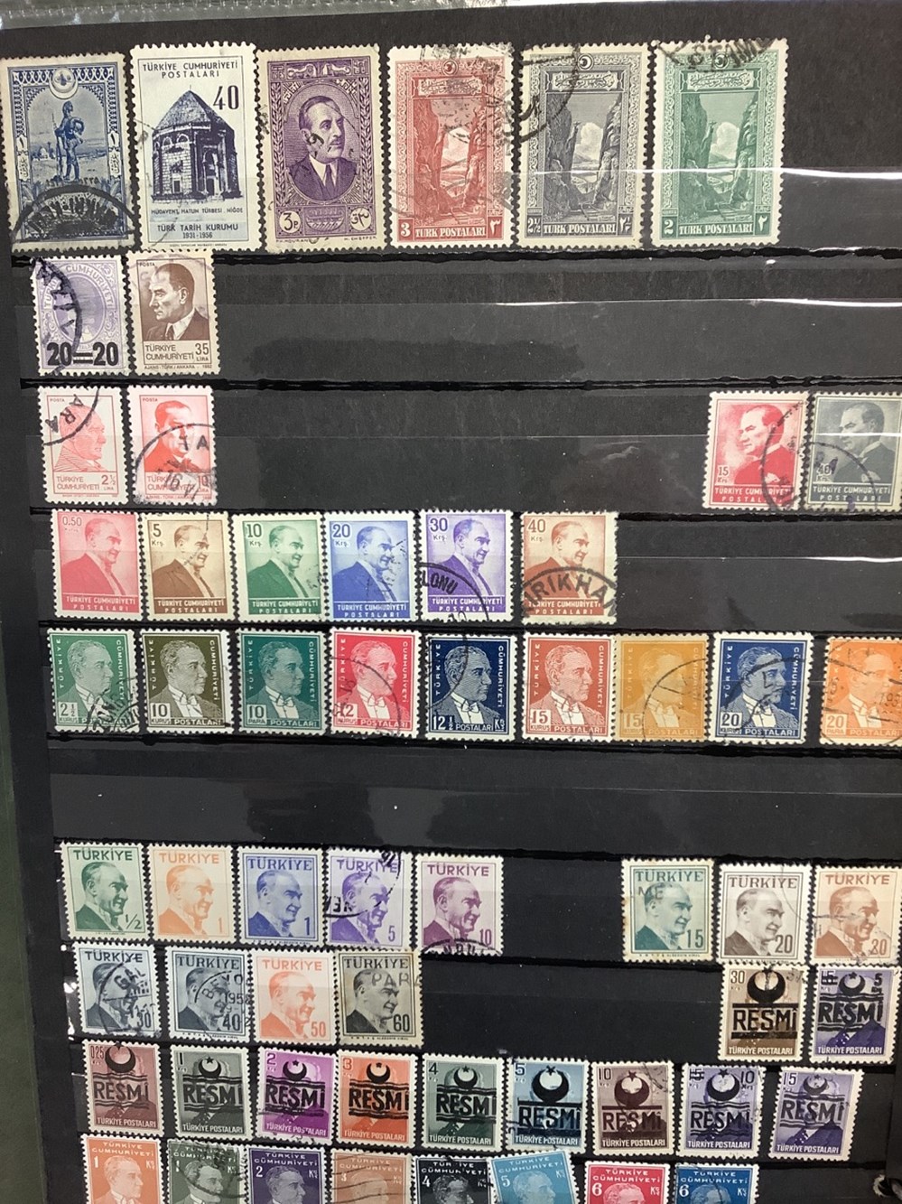 2 albums de timbres divers dont Vatican, Liban, Turquie, Syrie, Indochine etc 5 monnaies 2 albums de timbres divers dont vatican liban turquie syrie indochine etc