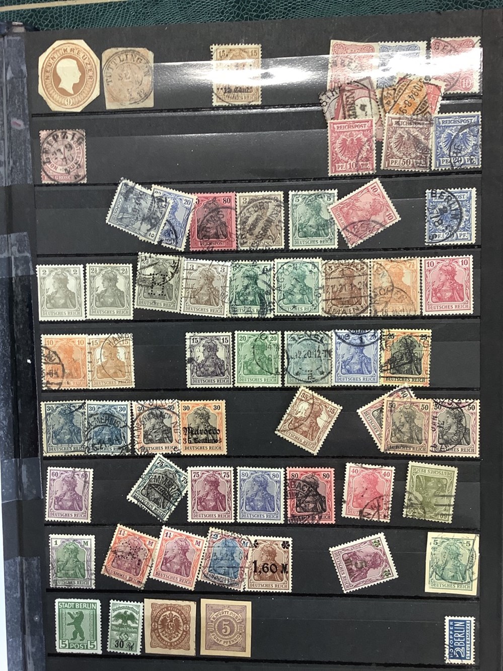 14 albums de timbres, principalement Europe de l’Ouest, la plupart oblitérés, toutes époques, plusieurs milliers de timbres 2 monnaies 14 albums de timbres principalement europe de l ouest la plupart obliteres toutes epoques plusieurs milliers de timbres