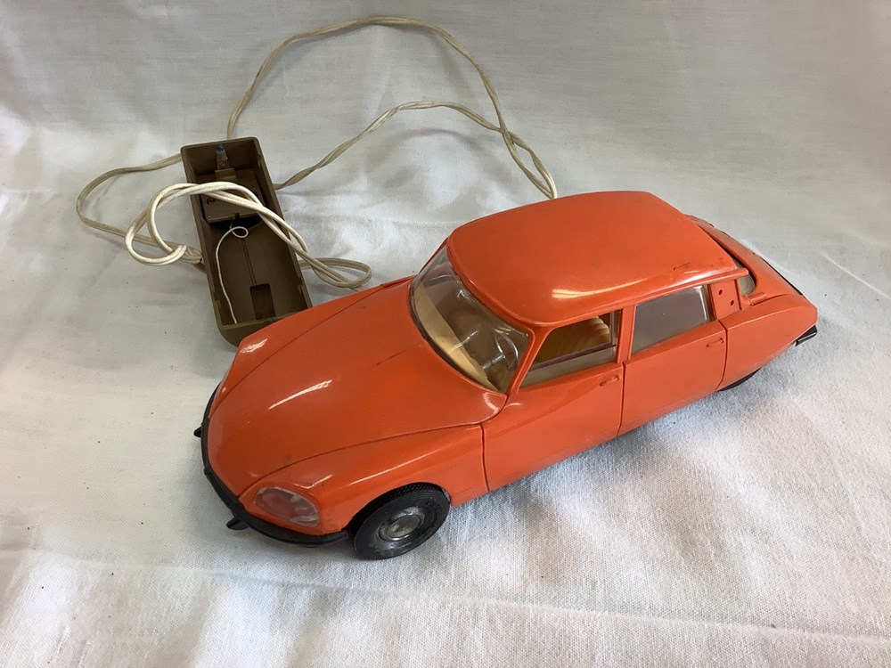 Un jouet Citroën DS filo guidée 1/20, non fonctionnelle 3 monnaies un jouet citroen ds filo guidee 1 20 non fonctionnelle