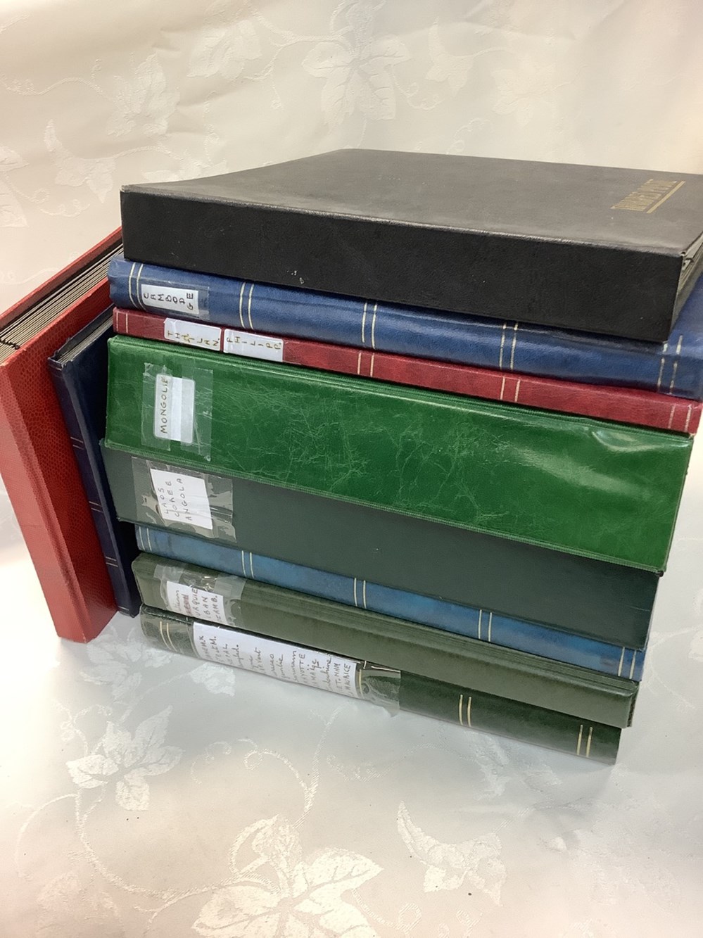 8 albums de timbres, Asie et Proche monnaies 8 albums de timbres asie et proche