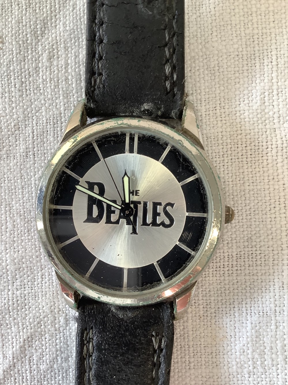 5 montres de collection, The Beatles, marque Apple, 2 bracelets en mauvais état, datée de 1996 à 2011, en l’état, accidents. 5 monnaies 5 montres de collection the beatles marque apple 2 bracelets en mauvais etat datee de 1996 a 2011 en l etat accidents