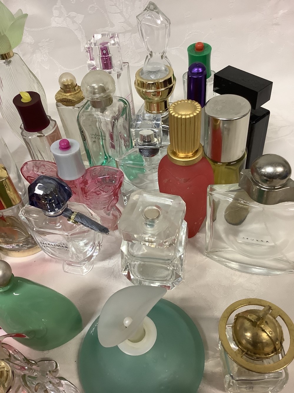 Lot de flacons de parfum divers, vides 3 monnaies lot de flacons de parfum divers vides