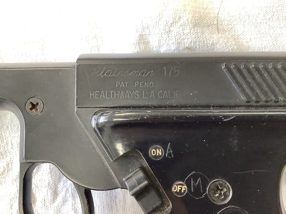 Un pistolet à air comprimé Plainsman 175, dans sa boîte 4 monnaies un pistolet a air comprime plainsman 175 dans sa boite
