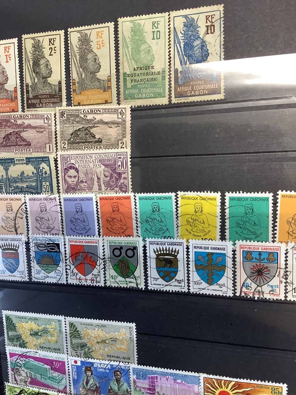 Lot de 7 classeurs de timbres divers pays, oblitérés et neufs, plusieurs milliers de timbres, 16 monnaies lot de 7 classeurs de timbres divers pays obliteres et neufs plusieurs milliers de timbres