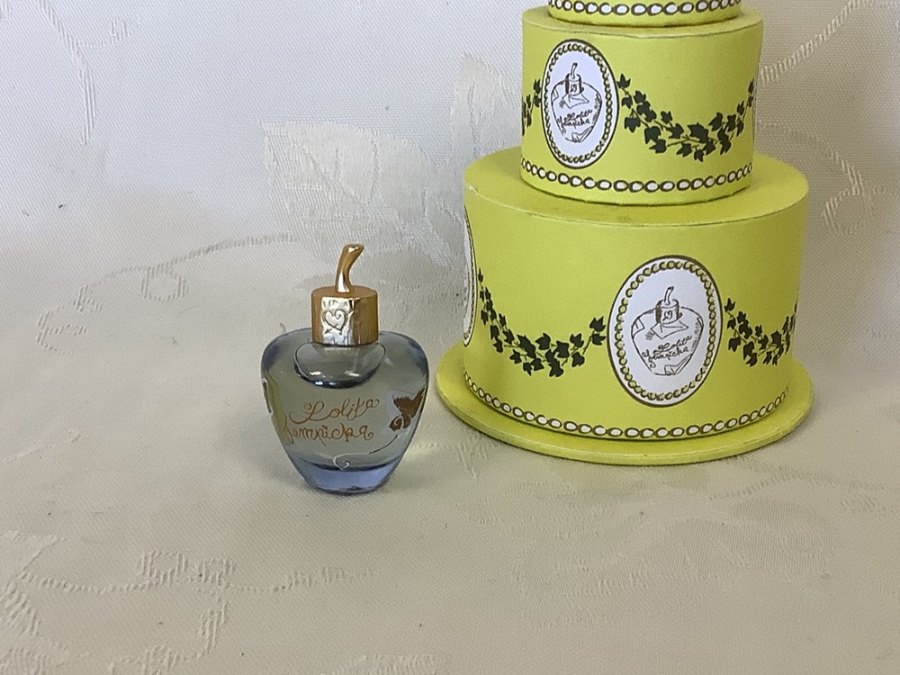 « Lolita Lempicka » Eau de parfum, 2012. Flacon à l’état neuf 5mL. Dans sa boîte ouverte, quelques tâches sur le coffret. 2 monnaies lolita lempicka eau de parfum 2012 flacon a l etat neuf 5ml dans sa boite ouverte quelques taches sur le coffret