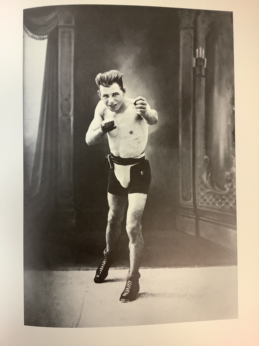 1 album de photographies anciennes et un livre des photographies de Norbert GHISOLAND préface de Patrick Raynaud 9 monnaies 1 album de photographies anciennes et un livre des photographies de norbert ghisoland preface de patrick raynaud