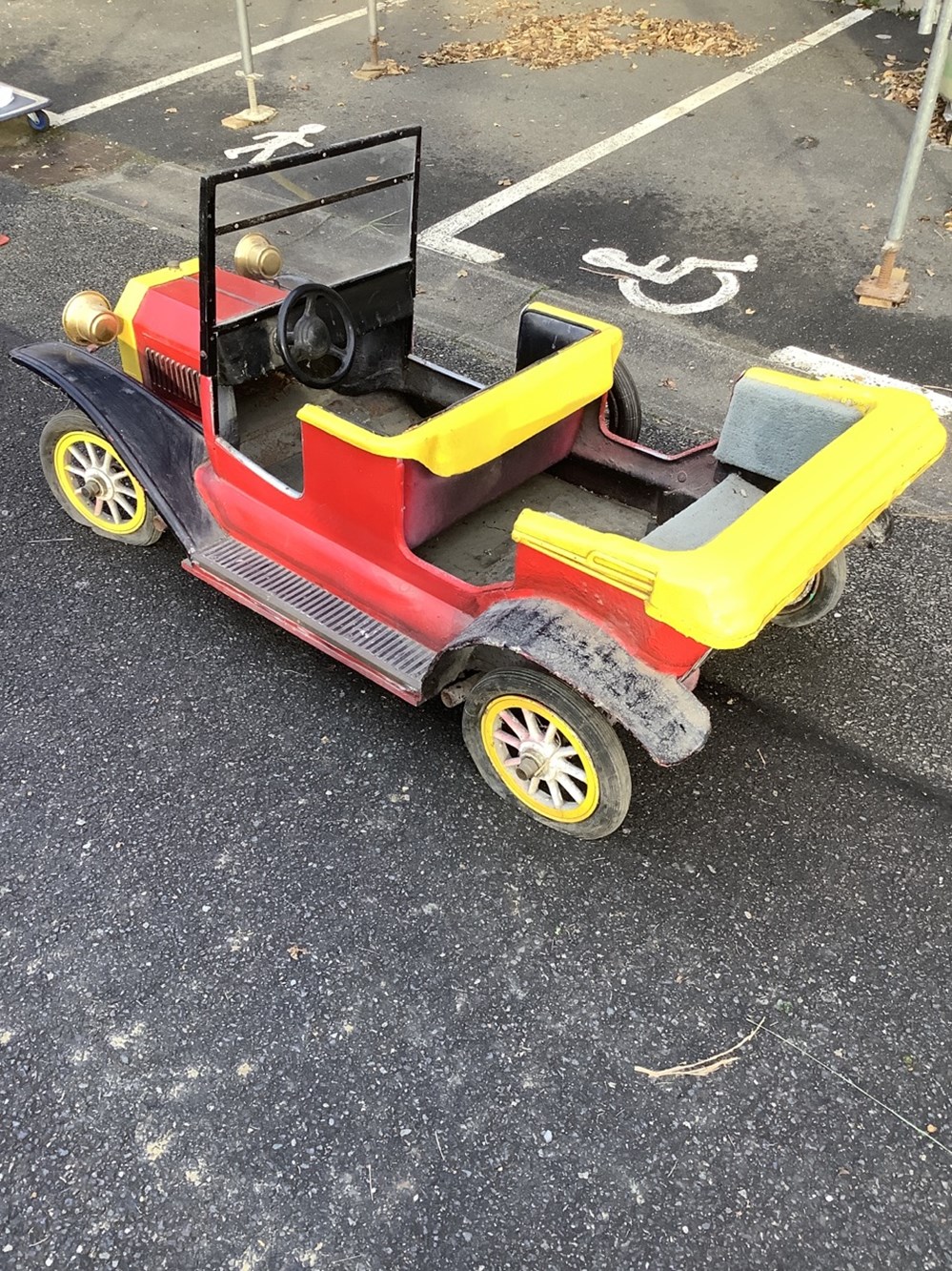 monnaies une voiture de manege meline l 84 x l 180 x h 88 prise de courant a l arriere