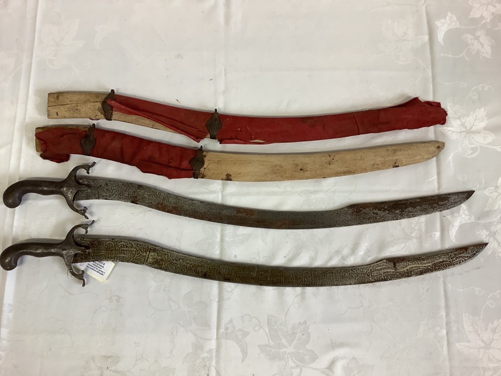 Paire de sabres indopersans. 2 monnaies paire de sabres indopersans