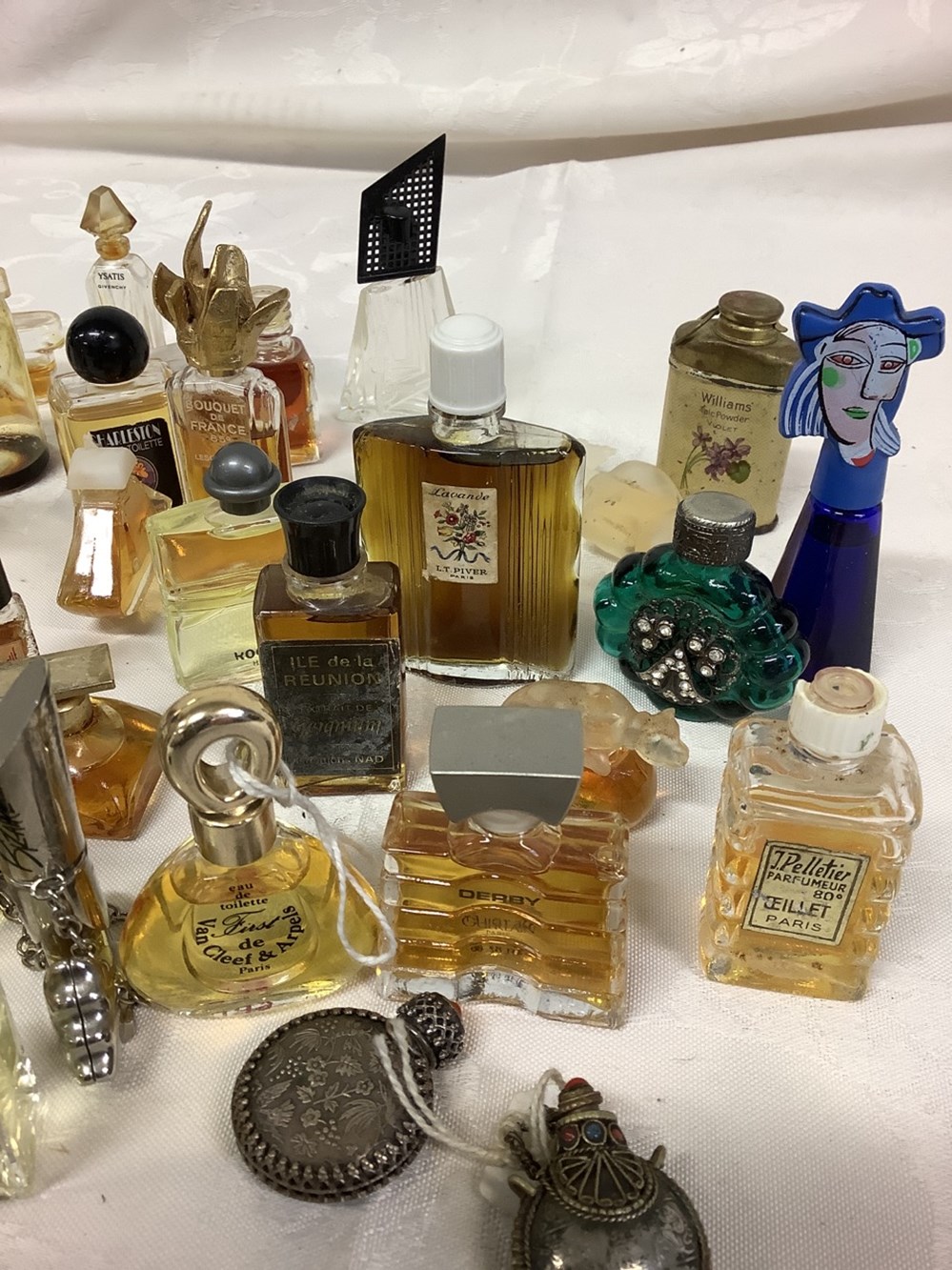 Lot de miniatures de parfums dont deux mini flacon en argent et Bizzare. 4 monnaies lot de miniatures de parfums dont deux mini flacon en argent et bizzare