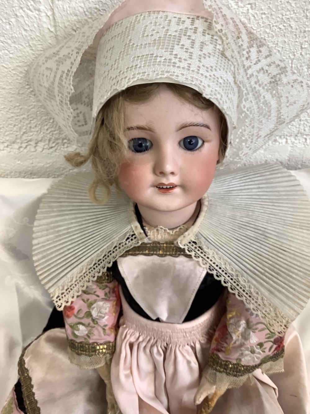 Poupée porcelaine costumée sfbj paris 2 monnaies poupee porcelaine costumee sfbj paris