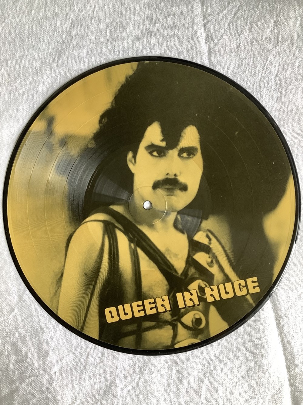 Picture Disc 25 cm. QUEEN IN NUCE. MS 1001. VG+ 2 monnaies picture disc 25 cm queen in nuce ms 1001 vg