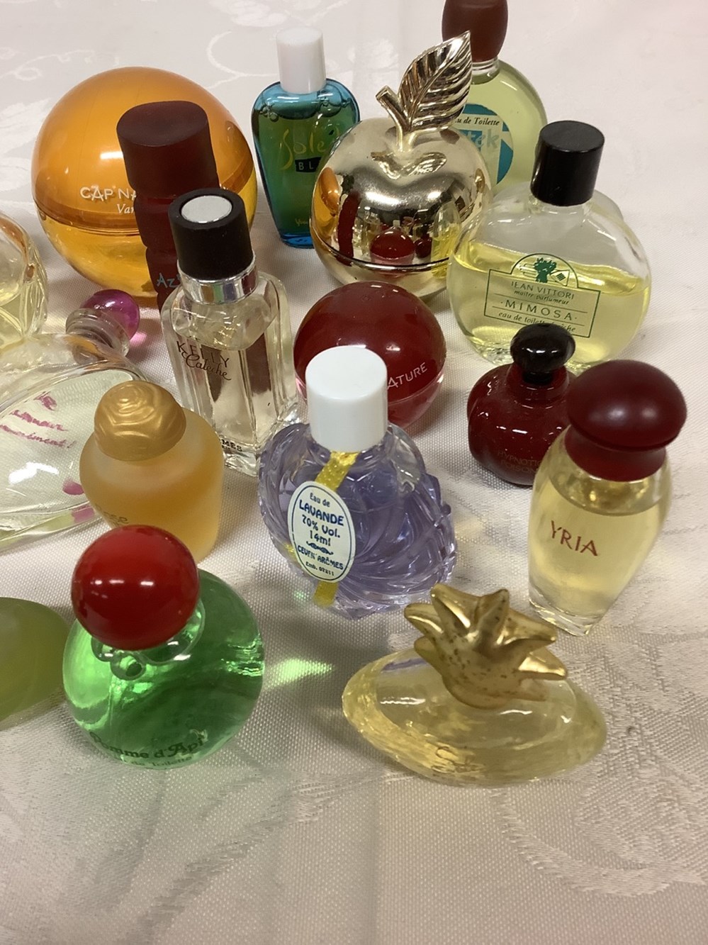 Lot de miniatures de parfum et divers 3 monnaies lot de miniatures de parfum et divers